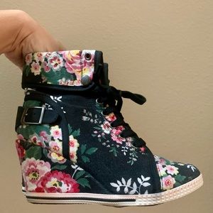 Flower design wedge sneakers
